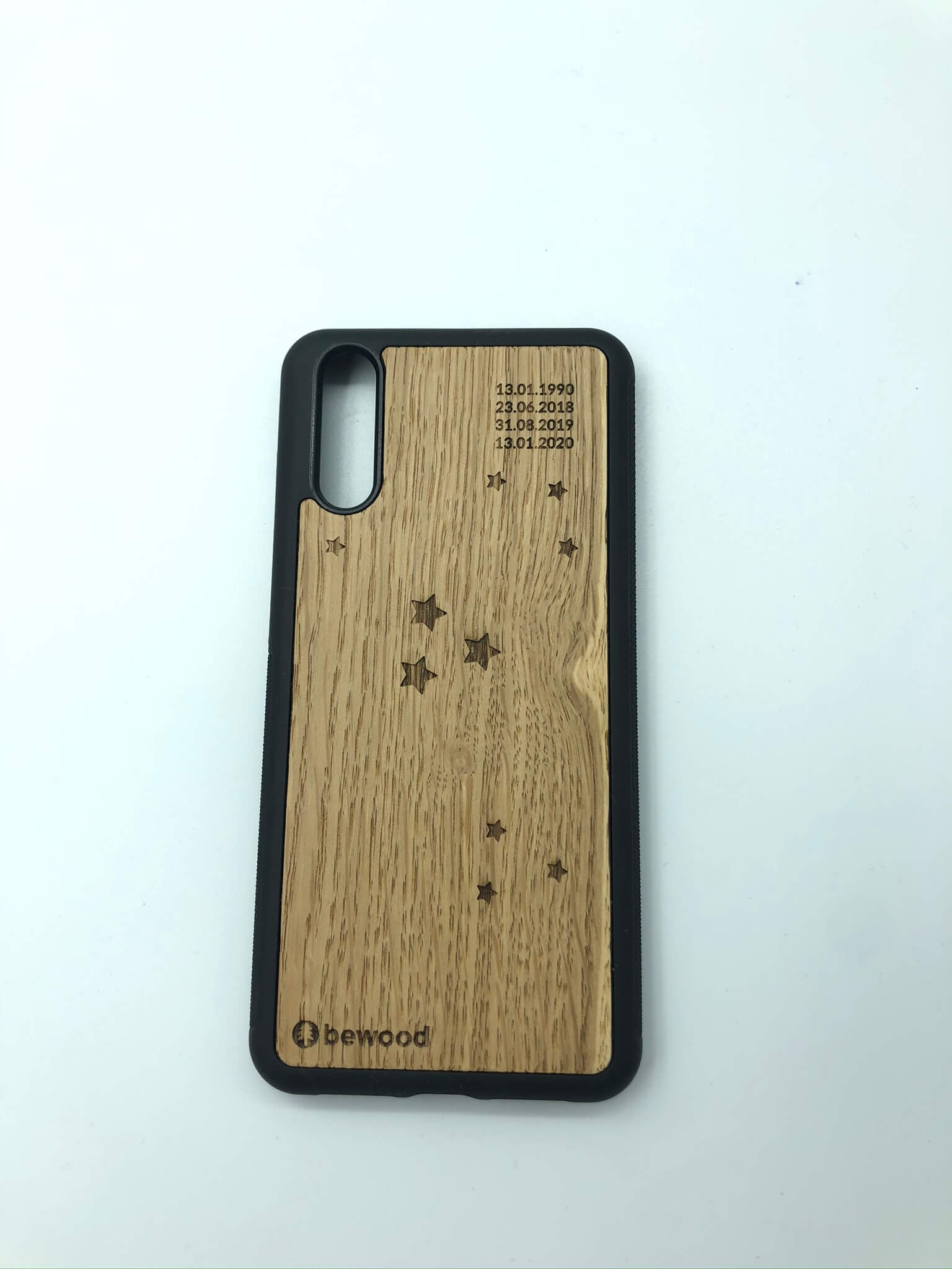 Grawer na drewnianym etui do telefonu