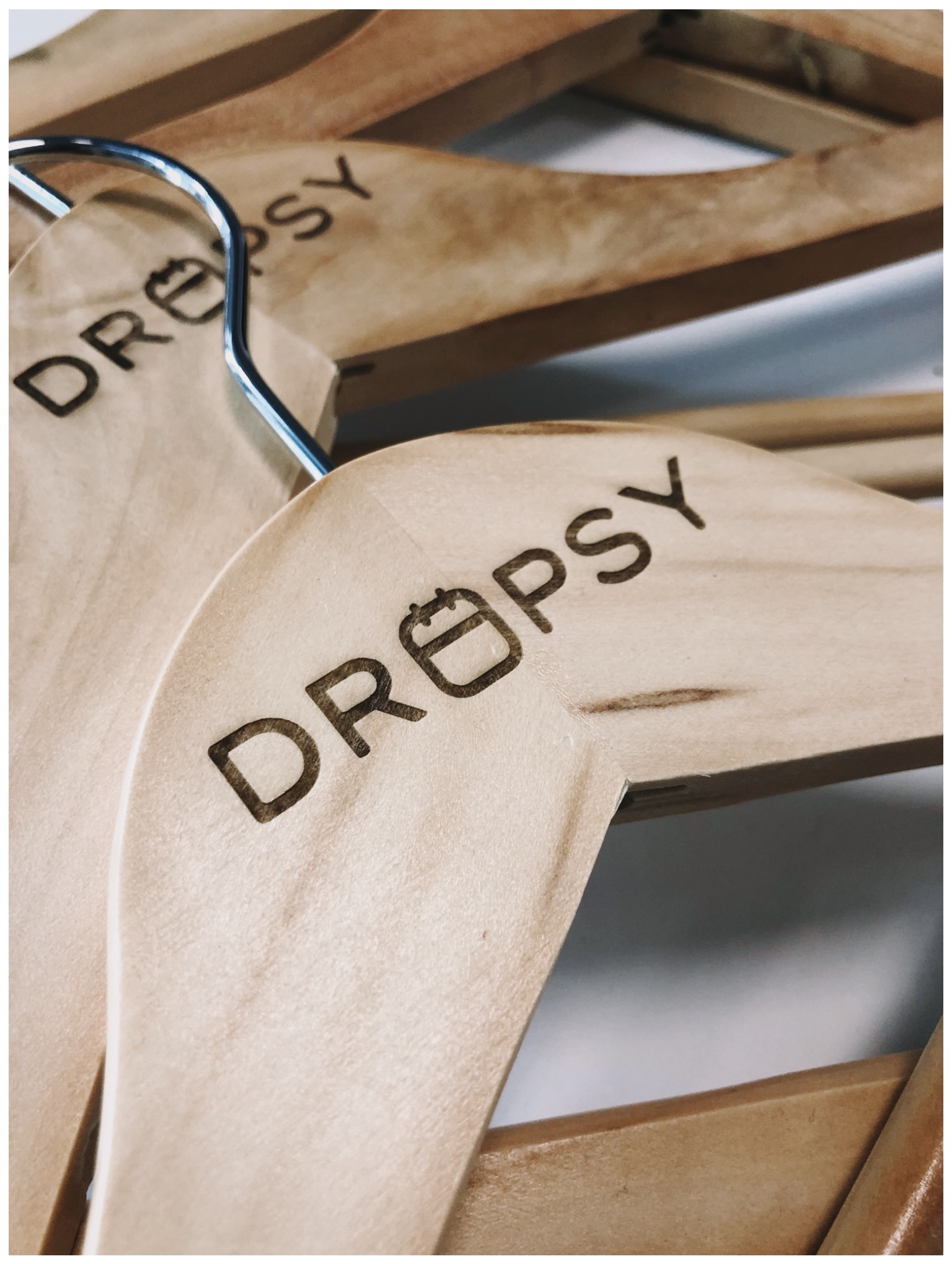 Grawer na drewnianym wieszaku