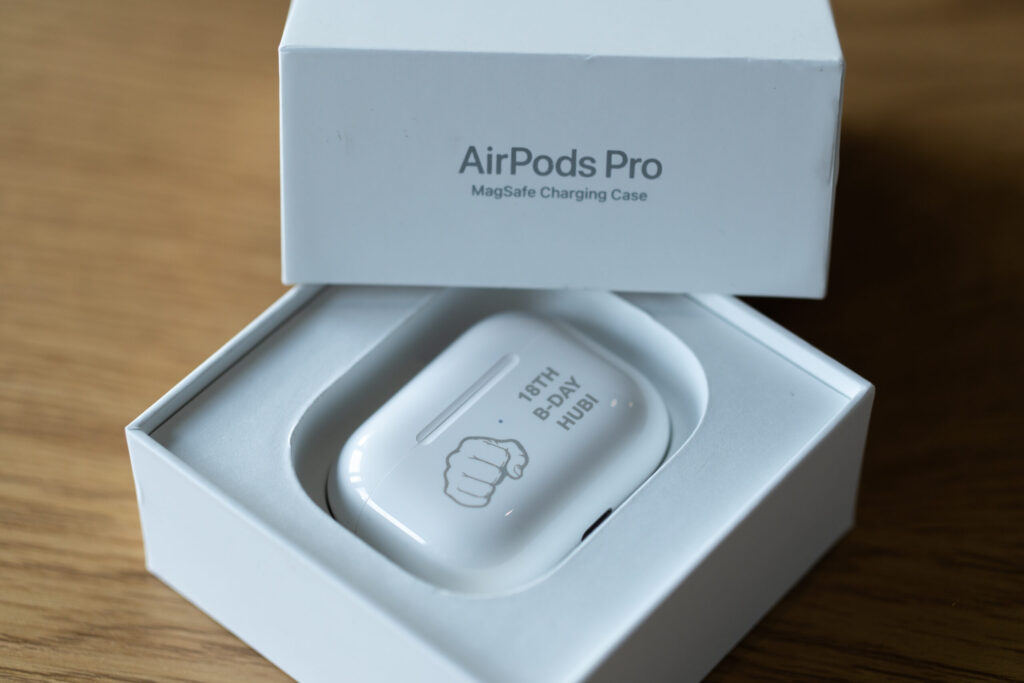 Grawer na słuchawkach AirPods, "18TH B-DAY HUBI + grafika przybijającej żółwia dłoni