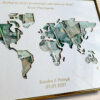 ramka z wygrawerowaną mapą świata i pieniędzmi