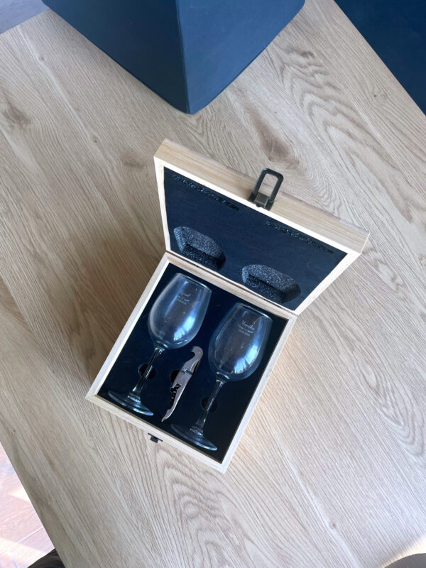 Zestaw-do-wina-z-grawerem-Zagrawerowani-1.jpg Zestaw-do-wina-z-grawerem-Zagrawerowani-1.jpg