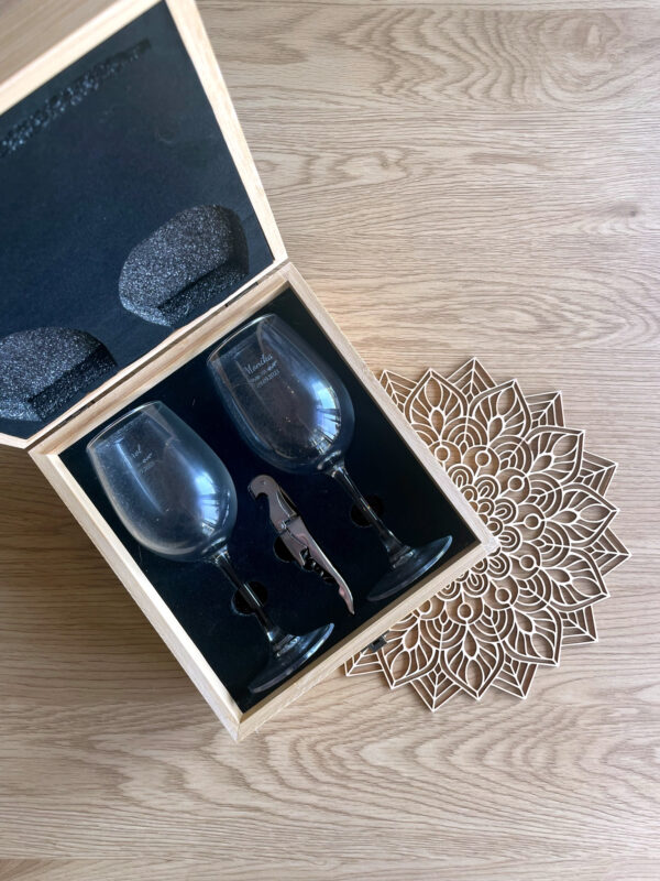 Zestaw-do-wina-z-grawerem-Zagrawerowani-2.jpg Zestaw-do-wina-z-grawerem-Zagrawerowani-2.jpg