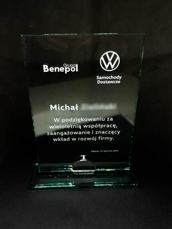 Szklana statuetka KW z grawerem Szklana statuetka KW z grawerem