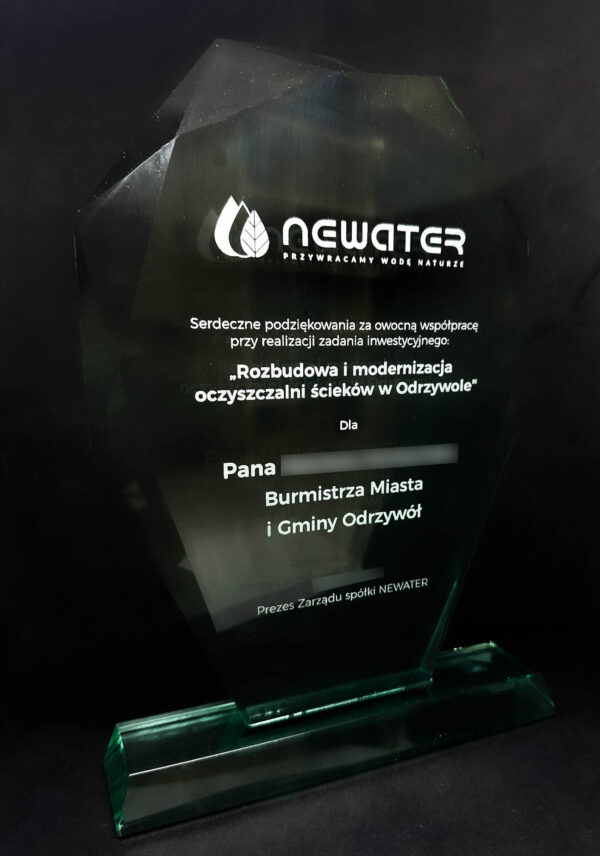 Szklana statuetka Topaz z grawerem Szklana statuetka Topaz z grawerem