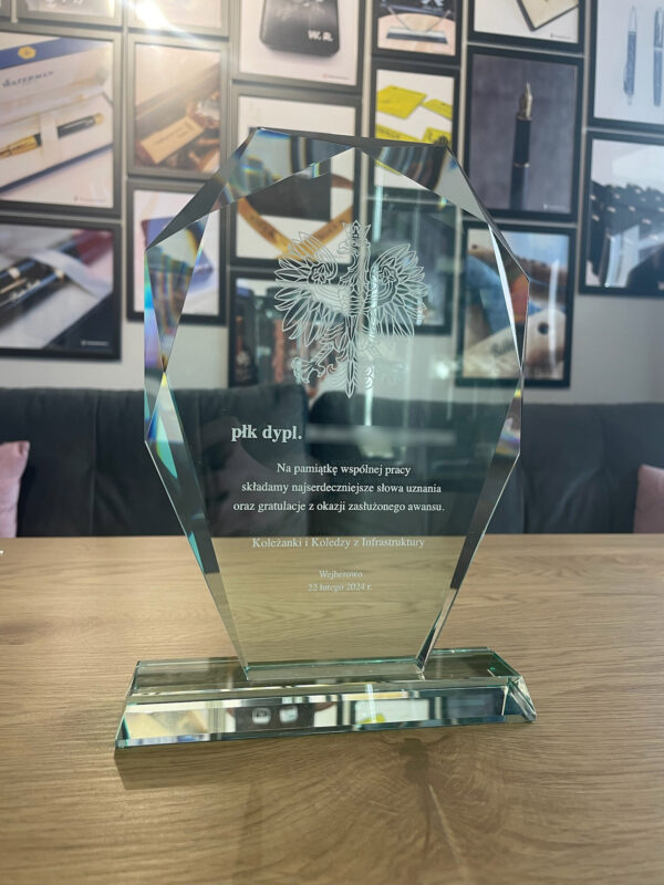 Szklana Statuetka Topaz 10 Szklana Statuetka Topaz 10